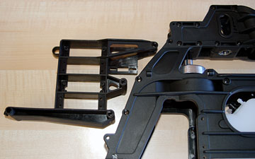 The servo frame is placed between the frame halves in front.