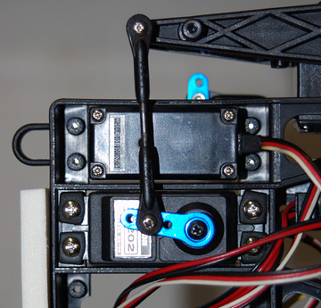 Make a 51 mm pushrod and connect the pitch servo to the collective pitch control arm.